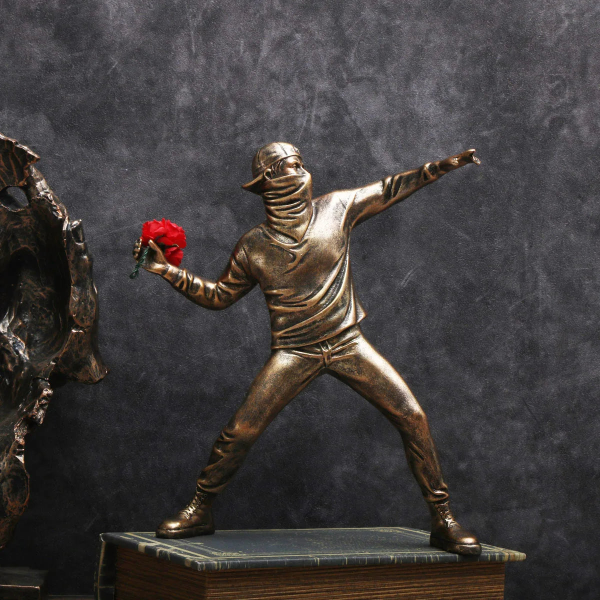 Escultura Banksy em Resina Estátua Lançadora de Flores / Meu Luxo