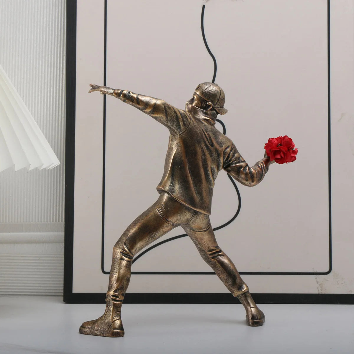 Escultura Banksy em Resina Estátua Lançadora de Flores / Meu Luxo