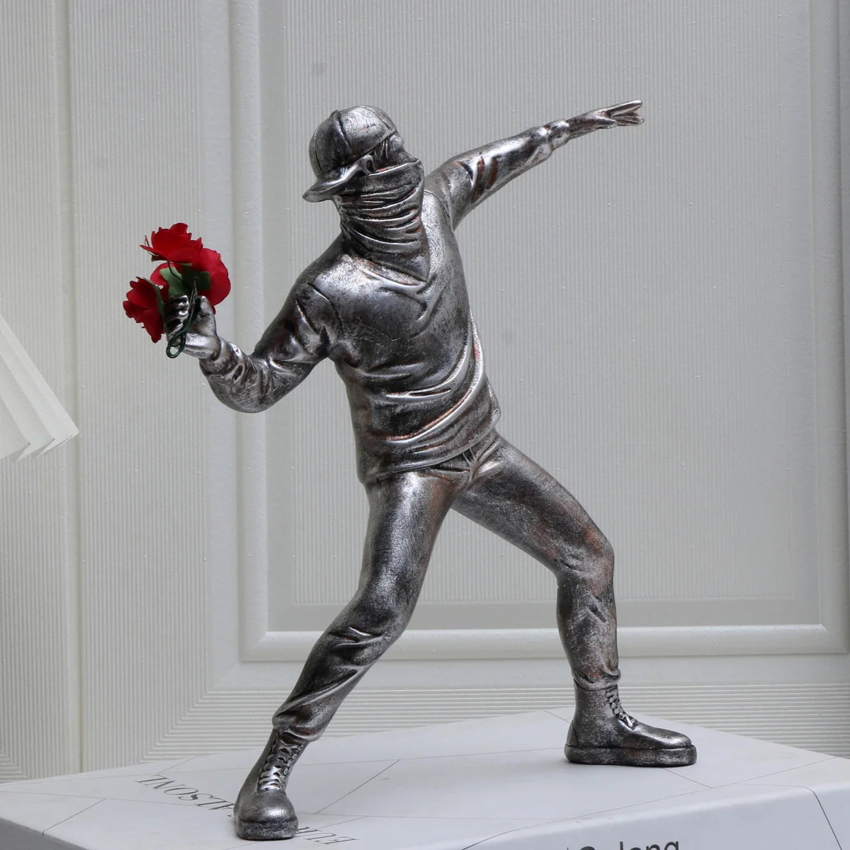 Escultura Banksy em Resina Estátua Lançadora de Flores / Meu Luxo