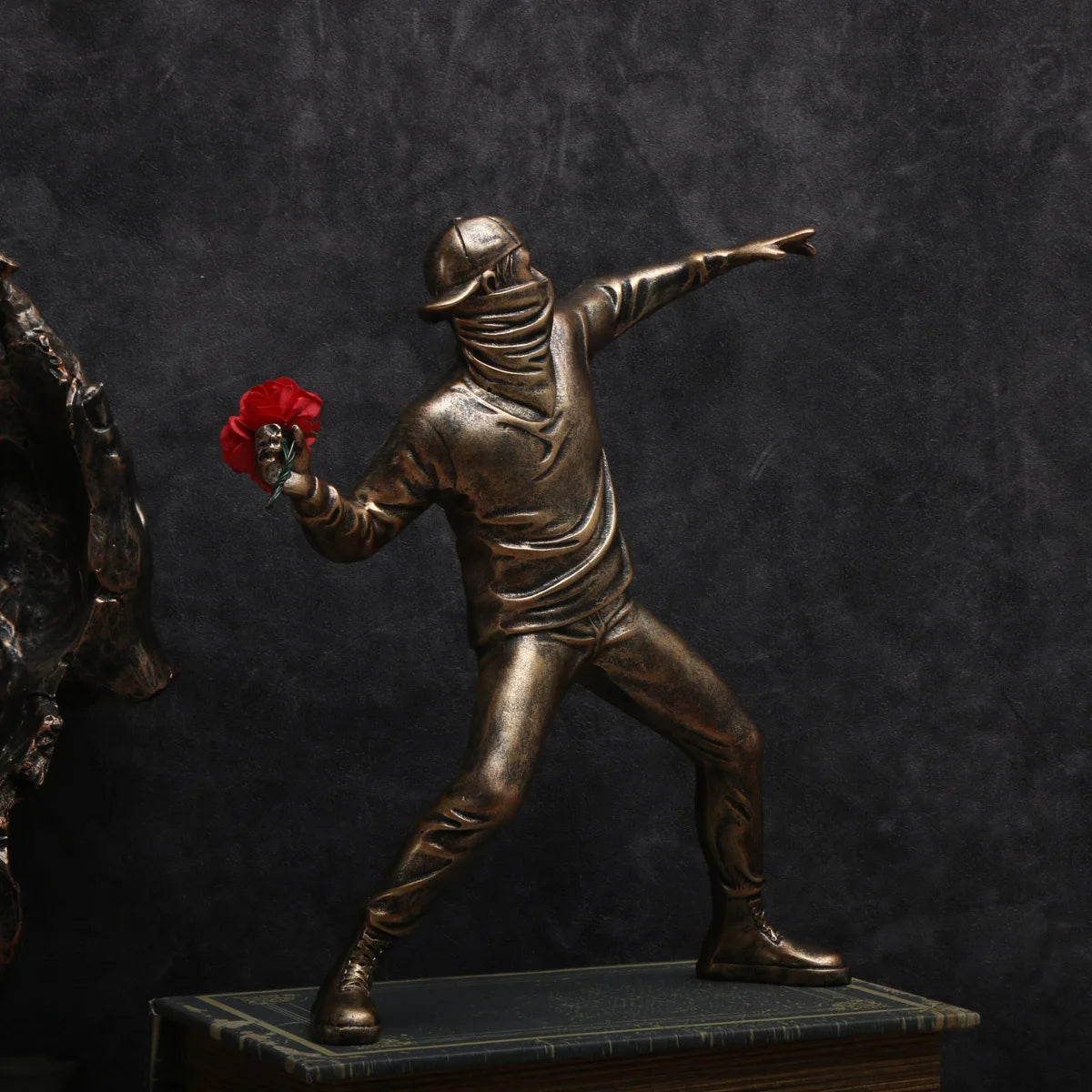 Escultura Banksy em Resina Estátua Lançadora de Flores / Meu Luxo