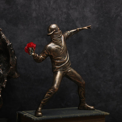 Escultura Banksy em Resina Estátua Lançadora de Flores / Meu Luxo